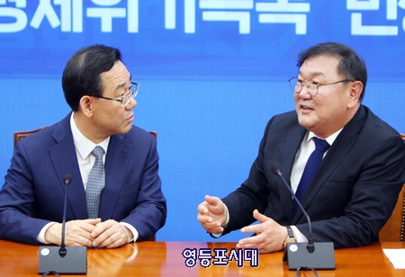 주호영 미래통합당 원내대표(사진 왼쪽)과 민주당 김태년 원내대표가 국회에서 만나 대화를 나누고 있다. Ⓒ영등포시대  