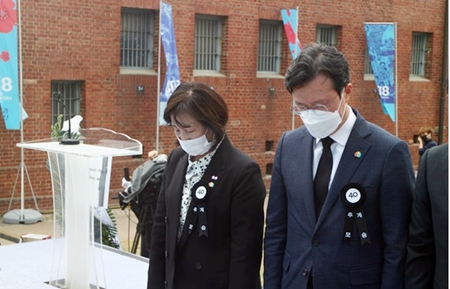 ‘5.18 민중항쟁 40주년 서울기념식’에 참석한 김혜련 위원장(사진 왼쪽)이 묵념을 하고있다. 