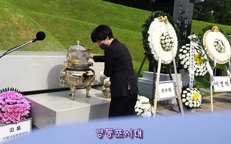 김영주 국회의원이 10일 오전 서울 동작구 국립서울현충원에서 열린 고(故) 이희호 여사 1주기 추도식에 참석해 분향하고 있다. ⓒ영등포시대 