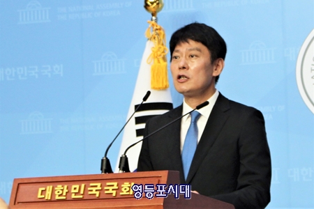 한민수 국회 공보수석이 국회 소통관에서 19일 열릴 예정이었던 본회의 연기를 발표하고 있다. Ⓒ영등포시대 