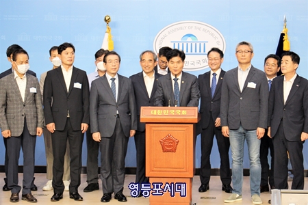 이용선 25일 국회 소통관에서 기자회견을 열고 「지역사랑상품권 이용 활성화에 관한 법률(지역화폐법)」 일부개정안을 대표 발의했다”고 밝히고 있다. Ⓒ영등포시대 