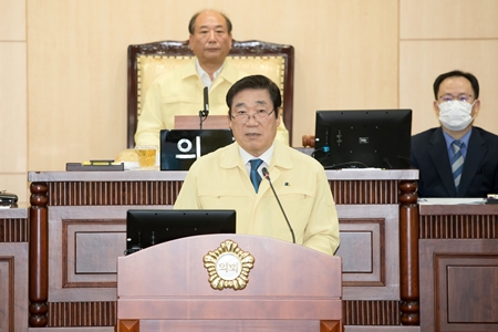 유승용 의원(사진 왼쪽)이 구정 질의를 통해 영등포구 인구 감소에 대한 집행부의 대책을 묻고 있다.