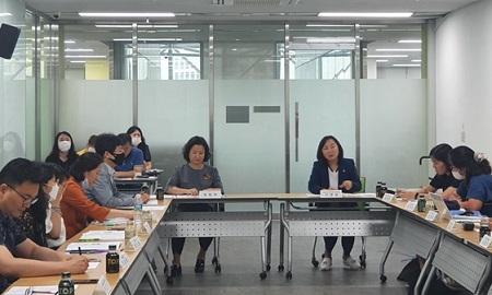 이영실 서울시의회 보건복지위원회 위원장(가운데 오른쪽)이 발제를 하고있다. 