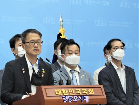 박주민 의원이 18일 국회 소통관에서 기자회견을 열고 자신이 대표 발의한 '노동이사제 공공부문 전면 도입을 위한 공공기관 운영에 관한 법률 일부개정안'에 대해 설명하고 있다.Ⓒ영등포시대 