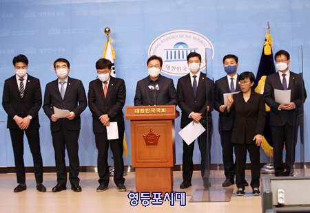 오영환(왼쪽부터), 양기대 더불어민주당, 서범수 국민의힘 의원, 박완수 제2소위원장, 이해식 더불어민주당 의원.