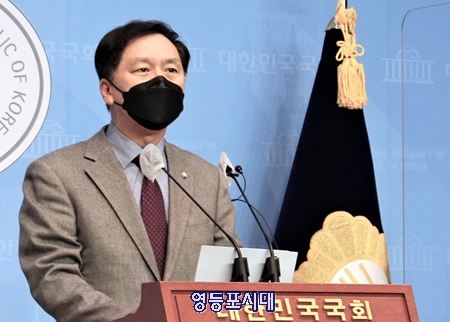 ▲국민의힘 김기현 국회의원이 12월 7일 오전 국회 소통관에서 기자회견을 열고 「검사징계법」 발의 배경에 관해 설명하고 있다. Ⓒ영등포시대 