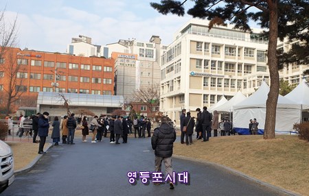 12월 22일 오전 코로나19감염 여부를 검사받기 위해 구민들이 영등포보건소 앞에 길게 줄을 서있다. ⓒ영등포시대