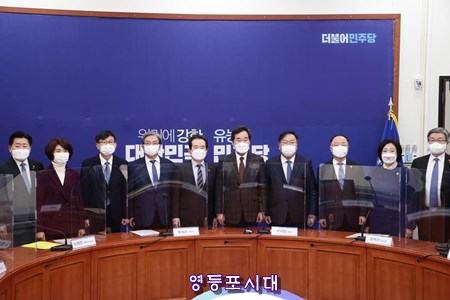 12월 27일 오후 국회에서 열린 고위당정협의회에 앞서 이낙연 대표와 관계자들이 기념촬영을 하고 있다. ⓒ이낙연 대표 페이스북 갈무리 