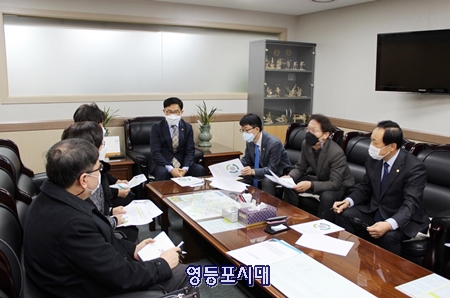 최기찬 서울시의회 교육위원장(사진 가운데)이 조희연 교육감(오른쪽에서 두 번째), 김용연 부위원장 등과 간담회를 진행하고 있다. Ⓒ최기찬 의원실 