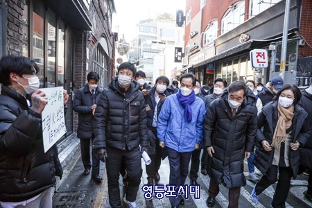 ▲4일 오전 이태원을 방문한 민주당 이낙연 대표와 우상호(사진 왼쪽), 박영선(사진 오른쪽) 두 민주당 서울시장 예비후보가 상인이 든 손팻말을 보고 있다. Ⓒ우상호 의원실