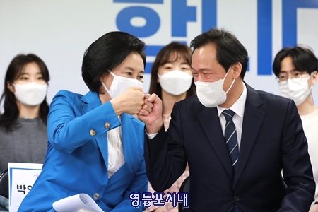 박영선 후보가 선대위 출범식에 참석한 우상호 의원과 인사를 나누고 있다. Ⓒ박영선 후보 캠프