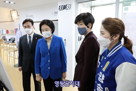 18일 오전 영등포구의회 의원선거 ‘바’ 선거구 보궐선거 민주당 양송이 후보 캠프를 방문한 박영선 민주당 서울시장 후보가 김민석, 김영주 국회의원, 양송이 후보와 대화를 나누고 있다.Ⓒ박영선 후보 캠프 