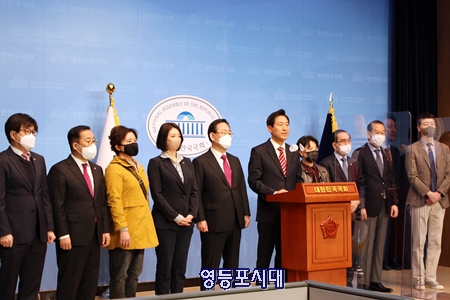 ▲오세훈 국민의힘 서울시장 후보가 22일 오전 국회 소통관에서 주호영 원내대표, 태영호, 권영세, 박성중, 김웅 의원 등과 함께 기자회견을 하고 있다. Ⓒ영등포시대 