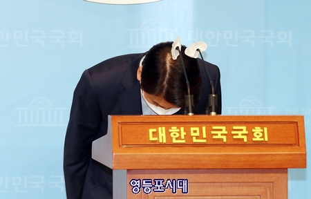 ▲23일 오후 국민의당 안철수 후보가 국민의힘 오세훈 후보에게 서울시장 경선에서 패배한 후 기자회견에 앞서 인사를 하고 있다. Ⓒ영등포시대 