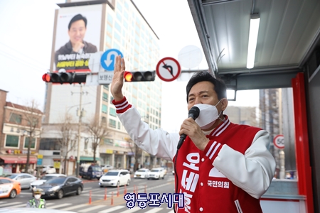 ▲국민의힘 오세훈 서울시장 후보가 4.7 재보궐선거 첫 선거운동이 시작된 25일 오전 7시 30분, 서울 은평구 불광동에서 첫 유세를 펼치며 시민들의 지지를 호소하고 있다. Ⓒ오세훈 후보 캠프 