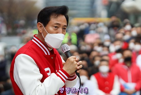 국민의힘 오세훈 서울시장 후보가 28일 강남 코엑스 유세에서 카톡으로 받은 글을 청중들에게 소개하며 지지를 호소하고 있다. ＠오세훈 후보 캠프 