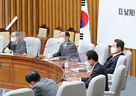 20일 오전 국민의힘 주호영 원내대표 겸 대표 권한대행(사진 가운데)이 원내 대책 회의에서 모두 발언을 하고 있다. Ⓒ국민의힘 홈페이지 갈무리 