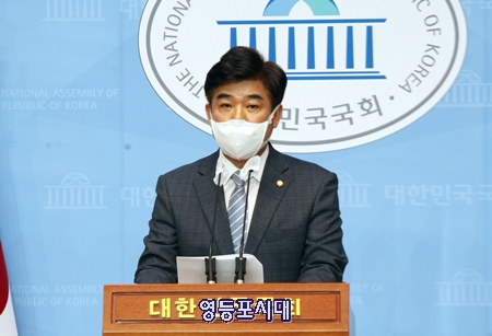 김병욱 국회의원이 20일 국회 소통관에서 기자회견을 열고 “공시지가 급등에 따른 국민 세 부담을 덜기 위해 종부세법 개정안’, ‘재산세 법개정안’을 대표 발의한다”라고 밝히고 있다. Ⓒ영등포시대 