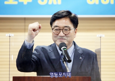 우원식 민주당 당대표 후보가 “당이 국민 속으로 현장 속으로 가야 한다”고 강조하고 있다. 사진 임종상 기자 