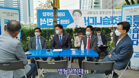 송영길 대표(사진 가운데)와 김민석 의원(사진 오른쪽)이 시민의 발언을 듣고 있다. [사진- 이대훈 기자]