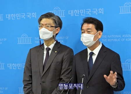 이광재 의원과 시대전환 조정훈 의원이 6일 오전 국회 소통관에서 공동성명서를 발표한 후 백브리핑에서 기자들의 질문에 답하고 있다. Ⓒ영등포시대 