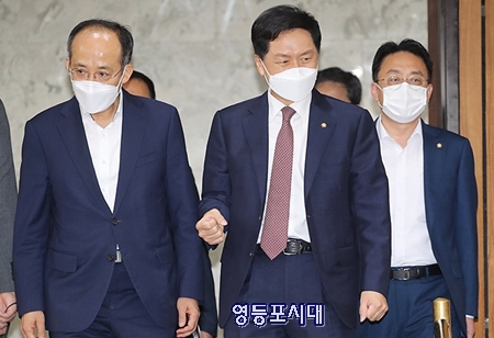 ▲국민의힘 김기현 원내대표(사진 가운데)가 6일 오전 원내대책회의를 위해 회의장에 들어서고 있다. Ⓒ국민의힘 홈페이지 갈무리 
