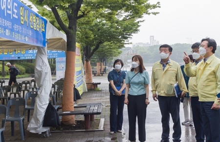 ▲채현일 영등포구청장(오른쪽 첫 번째)이 10일 오전 여의도공원에 방문하여 12일부터 운영될 여의도 선별진료소의 현장 준비 상황을 점검하고 있다. 