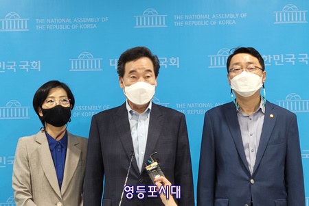 ▲이낙연 민주당 대선 경선 예비후보가 7월 11일 국회 소통관에서 여성의 안전한 일상을 돕는 3가지 정책패키지를 발표한 후 백브리핑에서 기자들의 질문에 답하고 있다. Ⓒ영등포시대 