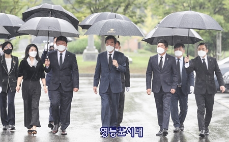 ▲이낙연 후보는 27일 오전 대전 현충원을 찾아 홍범도 장군의 묘소를 참배했다.Ⓒ필연캠프 