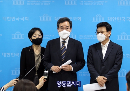 ▲이낙연 민주당 대선 경선 후보가 8월 31일 국회 소통관에서 기자회견을 마친 후 백브리핑에서 기자들의 질문에 답하고 있다. Ⓒ영등포시대