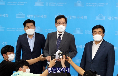 ▲이낙연 민주당 대선 경선 후보가 9월 2일 국회 소통관에서 긴급 기자회견을 마치고 기자들의 질문에 답하고 있다. Ⓒ영등포시대 