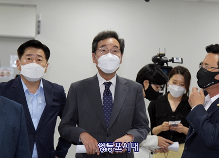 ▲이낙연 민주당 대선 경선 후보가 9월 2일 긴급 기자회견을 열기 위해 국회 소통관으로 향하고 있다. Ⓒ영등포시대 