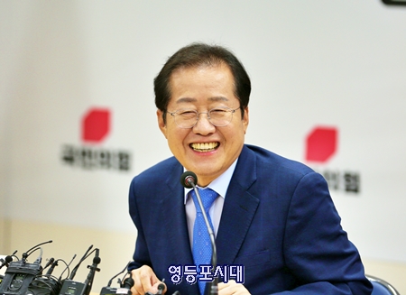 6일 국민의힘 강원도당을 방문해 ‘강원지역 발전 4대 공약’을 발표하며 지지를 호소하고 있는 홍준표 대선 경선 후보 Ⓒjp희망캠프