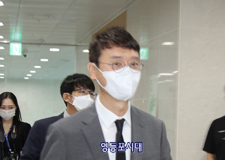 ▲국민의힘 김웅 의원이 기자회견을 위해 국회 소통관을 향하고 있다. Ⓒ영등포시대