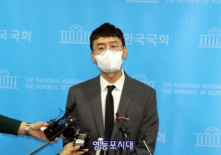 ▲국민의힘 김웅 의원이 백브리핑에서 ”당시 손준성 대검찰청 수사 정보정책관과 윤석열 검찰총장이 힘드니 잘 모시라는 통화는 한적이 있다”고 밝히고 있다.  Ⓒ영등포시대