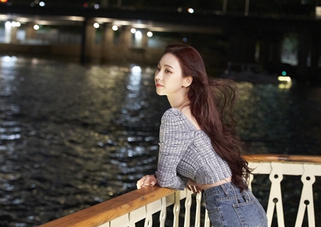 MZ세대가 즐겨 찾는 경의선숲길, 성수동, 홍대 같은 핫 플레이스를 방문해 트렌디하고 감각적인 서울을 소개할 카리나