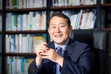 ▲스스로 자신을 돌볼 수 없는 유아, 장애인, 노인 등을 돕는 돌봄 노동자의 인권보호와 권리옹호를 위한 ‘서울시 돌봄 노동자의 처우개선 및 지원 조례’ 제정안을 대표 발의한 김태수 시의원 [사진] 서울시의회 제공 