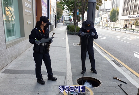 ▲영등포소방서가 화재진압대원과 의용소방대원 들과 함께 소방용수시설에 대해 일제히 정밀조사를 하고 있다. Ⓒ영등포소방서