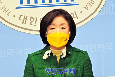 ▲심상정 정의당 대통령 후보가 11일 국회 소통관에서 기자회견을 열고 “‘농산어촌 녹색대전환’을 시작하겠다”라며 농정공약을 발표하고 있다. ⓒ영등포시대 
