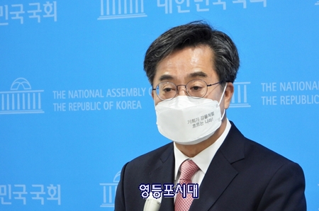 ▲김동연 예비후보가 기자회견을 마친 후 백브리핑에서 기자들의 질문에 답하고 있다. Ⓒ영등포시대 