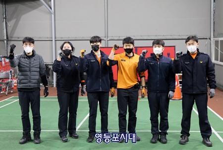 ▲영등포소방서, 영등포소방서 게임 체육대회에 참여한 소방대원들이 기념촬영을 하고 있다. Ⓒ영등포소방서