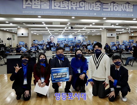 ▲민주당 제20대 대통령선거 중앙선대위 ‘함께하는 장애인위원회’ 출범식 후 관계자 들이 기념촬영을 하고 있다. ⓒ최혜영 의원실