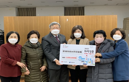 ▲문래자이아파트 주민들이 십시일반으로 모은 성금 중 일부를 문래동 주민센터(동장 임선영, 오른쪽에서 세 번째)에 기탁하고 있다. Ⓒ영등포시대