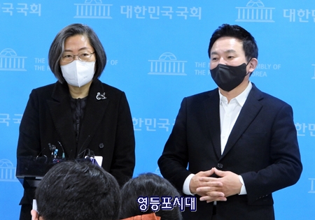 ▲국민의힘 중앙선대위 원희룡 정책 총괄본부장(사진 오른쪽)과 이수정 공동선거대책위원장이 10일 오전 국회 소통관에서 기자회견을 열고 ‘약자동행 범죄피해자 보호 1호 공약’을 발표한 후 백브리핑에서 기자들이 질문을 받고 있다. Ⓒ영등포시대