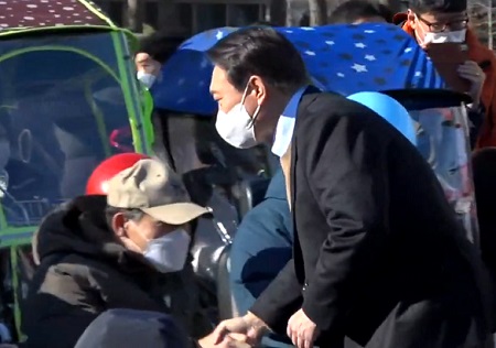 ▲국민의힘 장애인본부 전국 릴레이 정책 투어 출정식에 참석한 윤석열 후보가 장애인들과 인사를 나누고 있다. Ⓒ오른소리 유튜브 방송 캡처