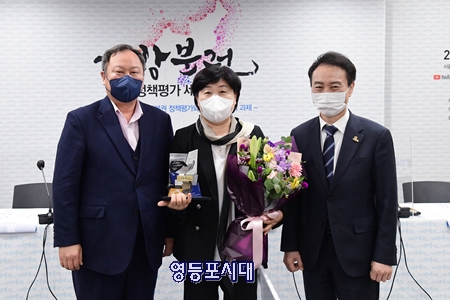 ▲‘서울특별시의회 지방분권 대상’ 제1회 수상자 중 1인인 서영교 국회의원(사진 가운데)과 김인호 서울시의회 의장(사진 왼쪽), 김정태 서울시의회 운영위원장(서울시의회 지방분권TF 팀 단장-사진 오른쪽)이 기념사진을 찍고 있다.Ⓒ서울시의회 