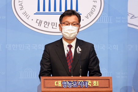 ▲국민의힘 중앙선대위 이양수 대변인이 15일 오후 민주당 의원들의 기자회견에 대한 입장문에서 사실과 다르다”라고 반박하고 있다. Ⓒ영등포시대