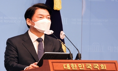 ▲국민의당 안철수 대선 후보가 16일 오전 국회 소통관에서 기자회견을 열고 문재인 대통령을 향해 “이번 성탄절에 이명박, 박근혜 두 전직 대통령에 대한 ‘형집행정지’를 결정해 달라”고 촉구하고 있다. Ⓒ영등포시대