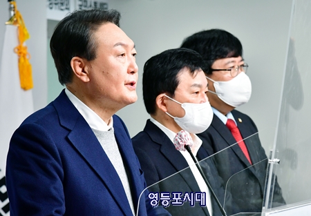 ▲윤석열 국민의힘 대통령 후보(사진 왼쪽)가 6일 여의도 당사 브리핑룸에서 기자회견을 열고  ‘1기 신도시 5곳에 10만호 추가 공급’을 약속하고 있다. Ⓒ영등포시대