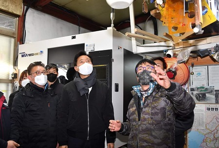 ▲오세훈 서울시장이 1월 6일 문래동 기계금속 직접지구를 방문해 관계자에게 설명을 듣고 있다. Ⓒ오세훈 서울시장 페이스북 갈무리 